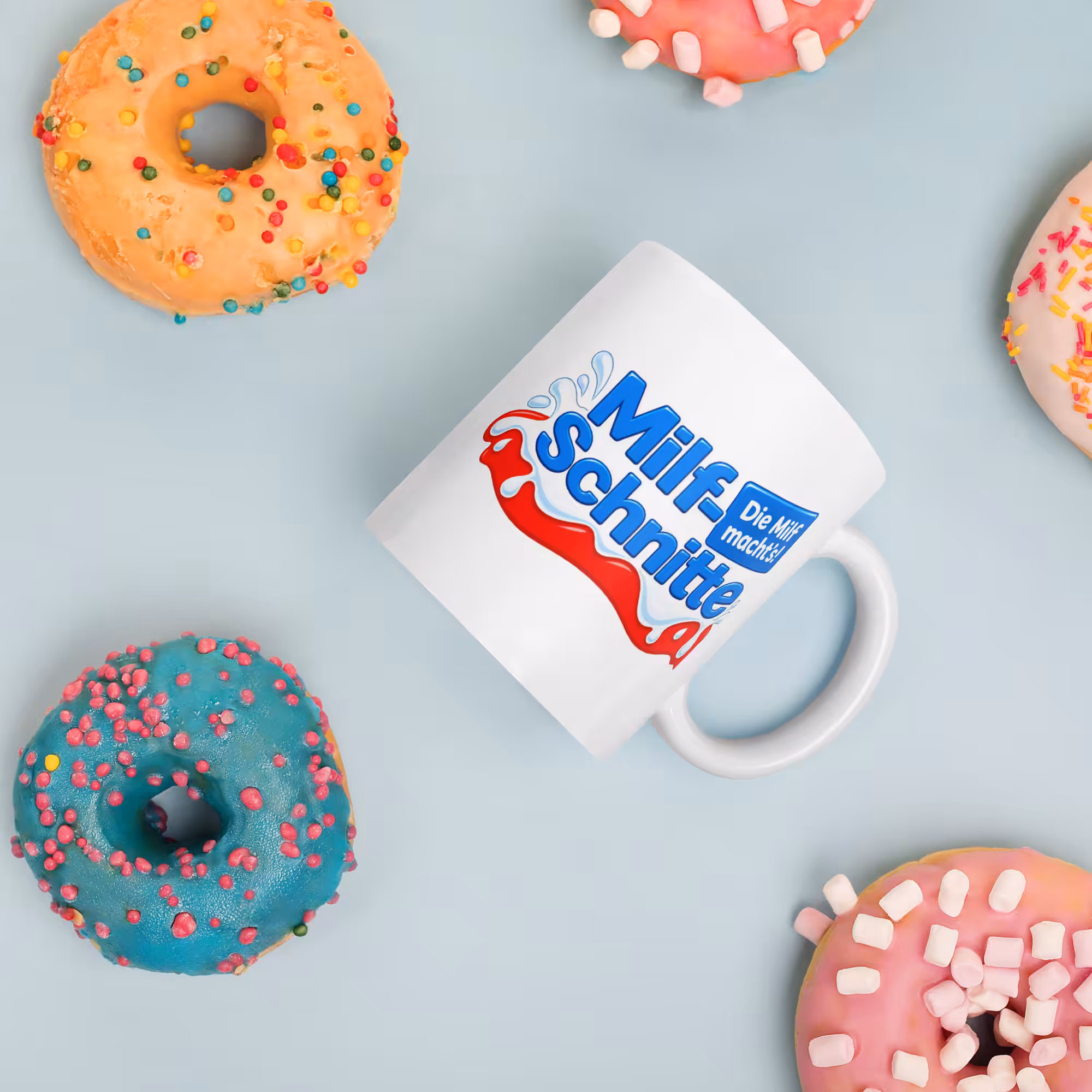 MILF-Schnitte Tasse 330 ml – Lustige Keramiktasse mit Spruch „Die Milf macht’s!“ 7 MILF-Schnitte Tasse 330 ml – Ansicht 7