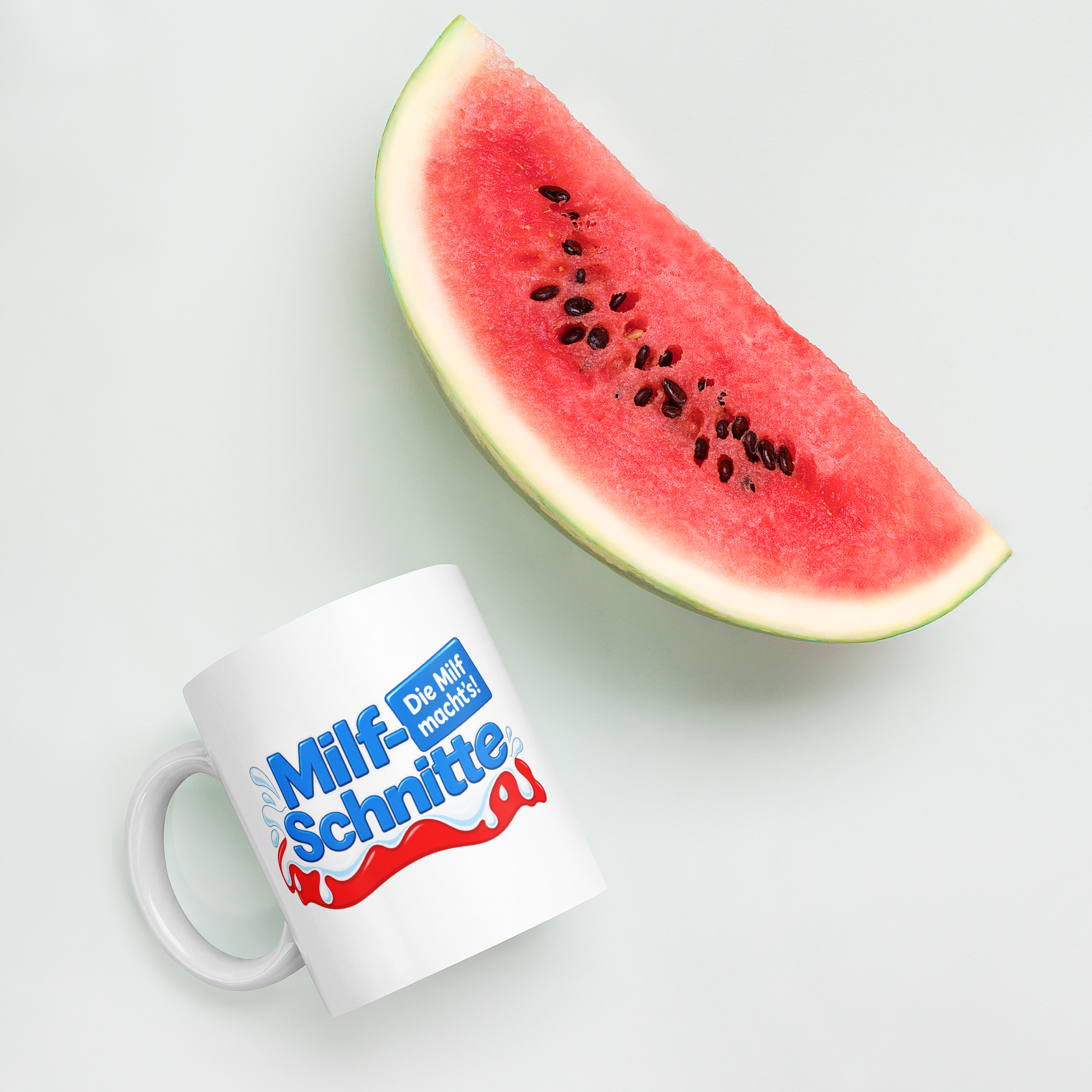MILF-Schnitte Tasse 330 ml – Lustige Keramiktasse mit Spruch „Die Milf macht’s!“ 9 Weiße Keramiktasse 330 ml mit Aufdruck – weitere Produktansicht